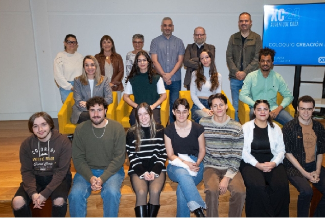 Foto de familia co alumnado premiado e membros do tribunal